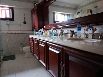CASA SURAMERICA NO ADOSADA DOBLE LOTE PISCINA PRIVADA CON ZONA VERDE