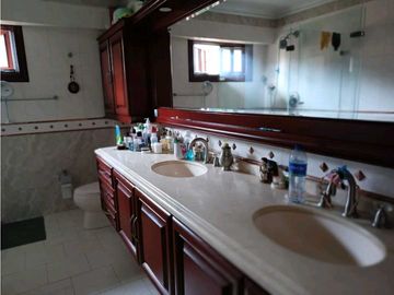 CASA SURAMERICA NO ADOSADA DOBLE LOTE PISCINA PRIVADA CON ZONA VERDE