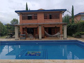 CASA SURAMERICA NO ADOSADA DOBLE LOTE PISCINA PRIVADA CON ZONA VERDE