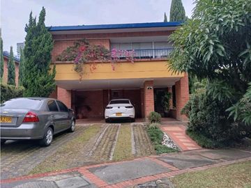 CASA SURAMERICA NO ADOSADA DOBLE LOTE PISCINA PRIVADA CON ZONA VERDE