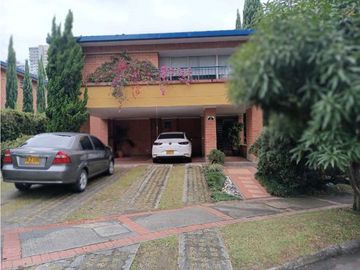 CASA SURAMERICA NO ADOSADA DOBLE LOTE PISCINA PRIVADA CON ZONA VERDE