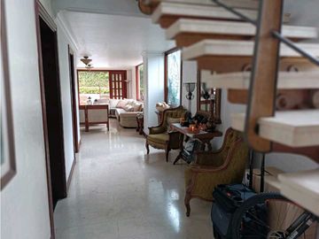 CASA SURAMERICA NO ADOSADA DOBLE LOTE PISCINA PRIVADA CON ZONA VERDE