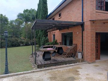 CASA SURAMERICA NO ADOSADA DOBLE LOTE PISCINA PRIVADA CON ZONA VERDE
