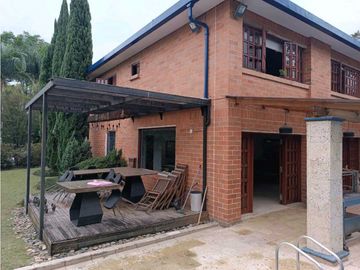 CASA SURAMERICA NO ADOSADA DOBLE LOTE PISCINA PRIVADA CON ZONA VERDE