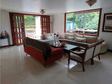 CASA SURAMERICA NO ADOSADA DOBLE LOTE PISCINA PRIVADA CON ZONA VERDE