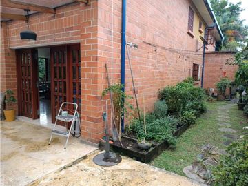 CASA SURAMERICA NO ADOSADA DOBLE LOTE PISCINA PRIVADA CON ZONA VERDE