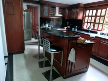 CASA SURAMERICA NO ADOSADA DOBLE LOTE PISCINA PRIVADA CON ZONA VERDE