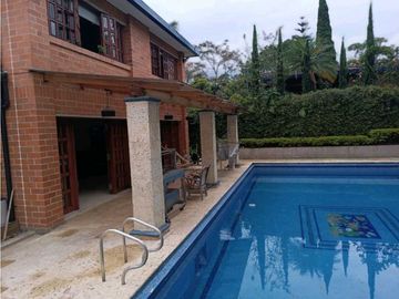 CASA SURAMERICA NO ADOSADA DOBLE LOTE PISCINA PRIVADA CON ZONA VERDE