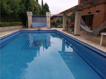 CASA SURAMERICA NO ADOSADA DOBLE LOTE PISCINA PRIVADA CON ZONA VERDE