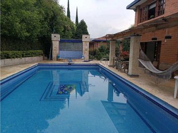 CASA SURAMERICA NO ADOSADA DOBLE LOTE PISCINA PRIVADA CON ZONA VERDE