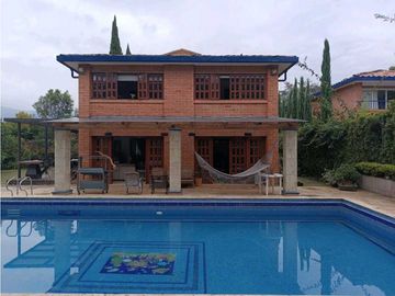 CASA SURAMERICA NO ADOSADA DOBLE LOTE PISCINA PRIVADA CON ZONA VERDE