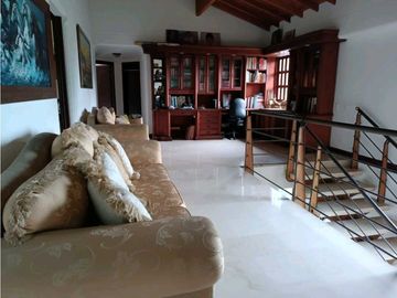 CASA SURAMERICA NO ADOSADA DOBLE LOTE PISCINA PRIVADA CON ZONA VERDE