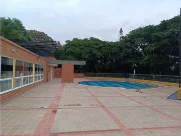 CASA SURAMERICA NO ADOSADA DOBLE LOTE PISCINA PRIVADA CON ZONA VERDE