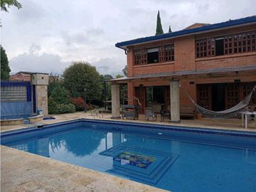 CASA SURAMERICA NO ADOSADA DOBLE LOTE PISCINA PRIVADA CON ZONA VERDE