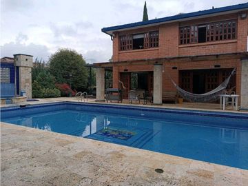 CASA SURAMERICA NO ADOSADA DOBLE LOTE PISCINA PRIVADA CON ZONA VERDE