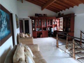 CASA SURAMERICA NO ADOSADA DOBLE LOTE PISCINA PRIVADA CON ZONA VERDE