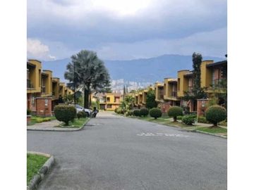 HERMOSA CASA EN SURAMERICA CERCA AL MALL PRINCIPAL UNIDAD COMPLETA