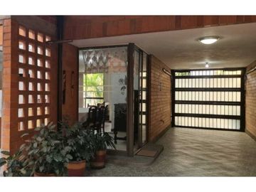 HERMOSA CASA EN SURAMERICA CERCA AL MALL PRINCIPAL UNIDAD COMPLETA