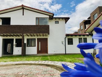 Venta casa La Armenia Quito, 3 dormitorios junto a Plaza comercial