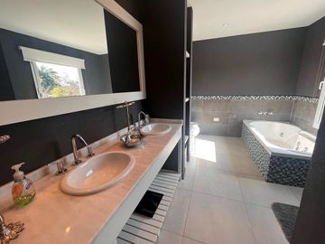 Casa en  Venta y Alquiler Los Lagos Nordelta