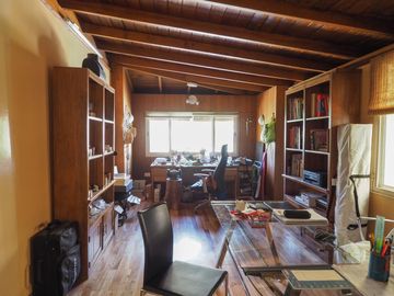 Casa en San Carlos. Muy buen estado. Toda en planta baja y con quincho. Lote grande.