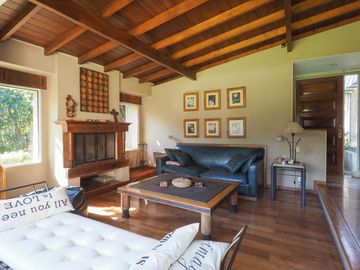 Casa en San Carlos. Muy buen estado. Toda en planta baja y con quincho. Lote grande.