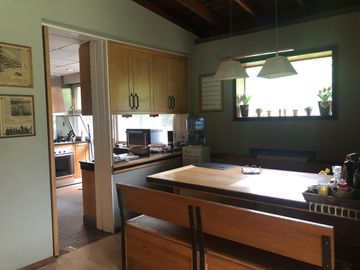 Casa en San Carlos. Muy buen estado. Toda en planta baja y con quincho. Lote grande.