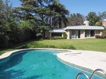 Casa en San Carlos. Muy buen estado. Toda en planta baja y con quincho. Lote grande.