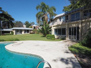 Casa en San Carlos. Muy buen estado. Toda en planta baja y con quincho. Lote grande.