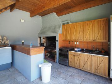 Casa en San Carlos. Muy buen estado. Toda en planta baja y con quincho. Lote grande.