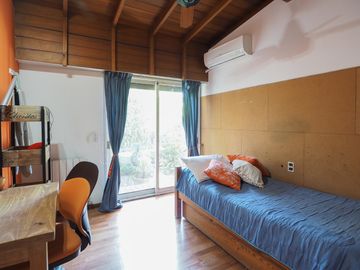 Casa en San Carlos. Muy buen estado. Toda en planta baja y con quincho. Lote grande.