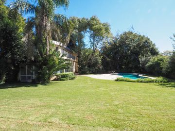 Casa en San Carlos. Muy buen estado. Toda en planta baja y con quincho. Lote grande.