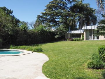 Casa en San Carlos. Muy buen estado. Toda en planta baja y con quincho. Lote grande.