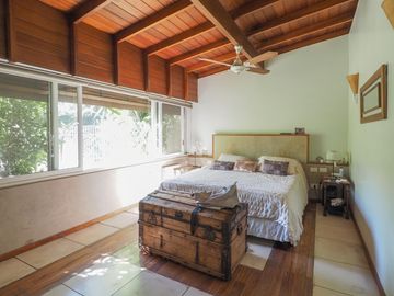 Casa en San Carlos. Muy buen estado. Toda en planta baja y con quincho. Lote grande.
