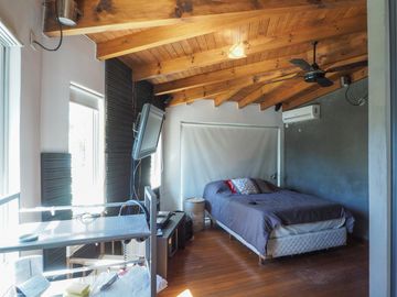 Casa en San Carlos. Muy buen estado. Toda en planta baja y con quincho. Lote grande.