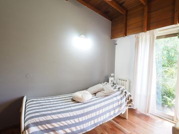 Casa en San Carlos. Muy buen estado. Toda en planta baja y con quincho. Lote grande.