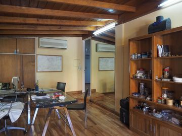 Casa en San Carlos. Muy buen estado. Toda en planta baja y con quincho. Lote grande.