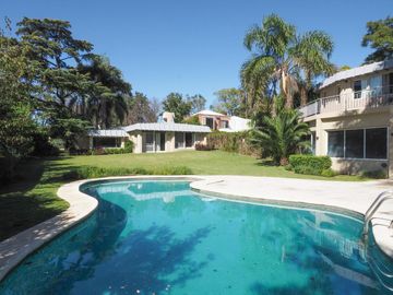 Casa en San Carlos. Muy buen estado. Toda en planta baja y con quincho. Lote grande.
