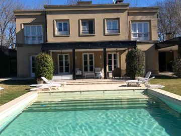 Venta casa 4 dormitorios Country Grand Bel, 3 baños, 2 cocheras, pileta