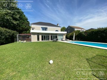 Casa en venta de cinco ambientes en Abril Club de Campo - Apto Credito, Guillermo Hudson