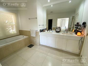 Casa en venta de cinco ambientes en Abril Club de Campo - Apto Credito, Guillermo Hudson