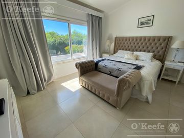 Casa en venta de cinco ambientes en Abril Club de Campo - Apto Credito, Guillermo Hudson