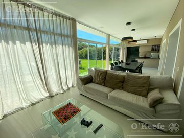 Casa en venta de cinco ambientes en Abril Club de Campo - Apto Credito, Guillermo Hudson