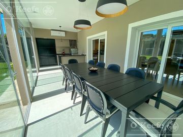 Casa en venta de cinco ambientes en Abril Club de Campo - Apto Credito, Guillermo Hudson