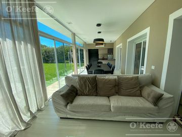 Casa en venta de cinco ambientes en Abril Club de Campo - Apto Credito, Guillermo Hudson