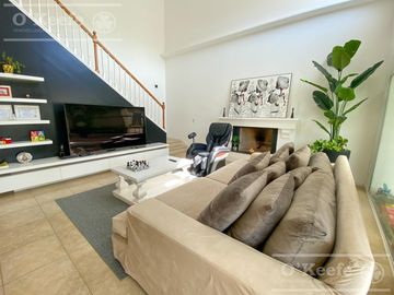 Casa en venta de cinco ambientes en Abril Club de Campo - Apto Credito, Guillermo Hudson