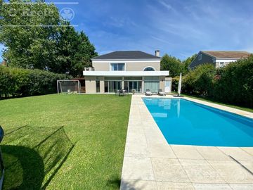 Casa en venta de cinco ambientes en Abril Club de Campo - Apto Credito, Guillermo Hudson