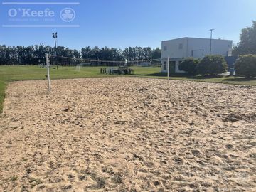Casa en venta de cinco ambientes en Abril Club de Campo - Apto Credito, Guillermo Hudson