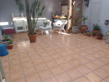 Excelente casa 4 domitorios, garage, patio, parrilla, escritorio en Olivos,reciclada, muy luminosa.