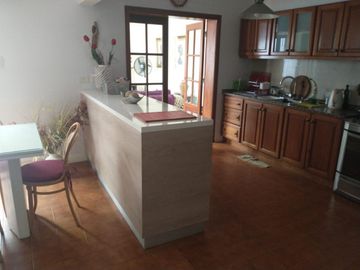 Excelente casa 4 domitorios, garage, patio, parrilla, escritorio en Olivos,reciclada, muy luminosa.